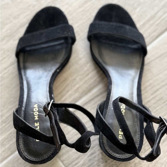 Pelle Moda black velvet ankle strap block heels size 7.5 - Picture 1 of 5